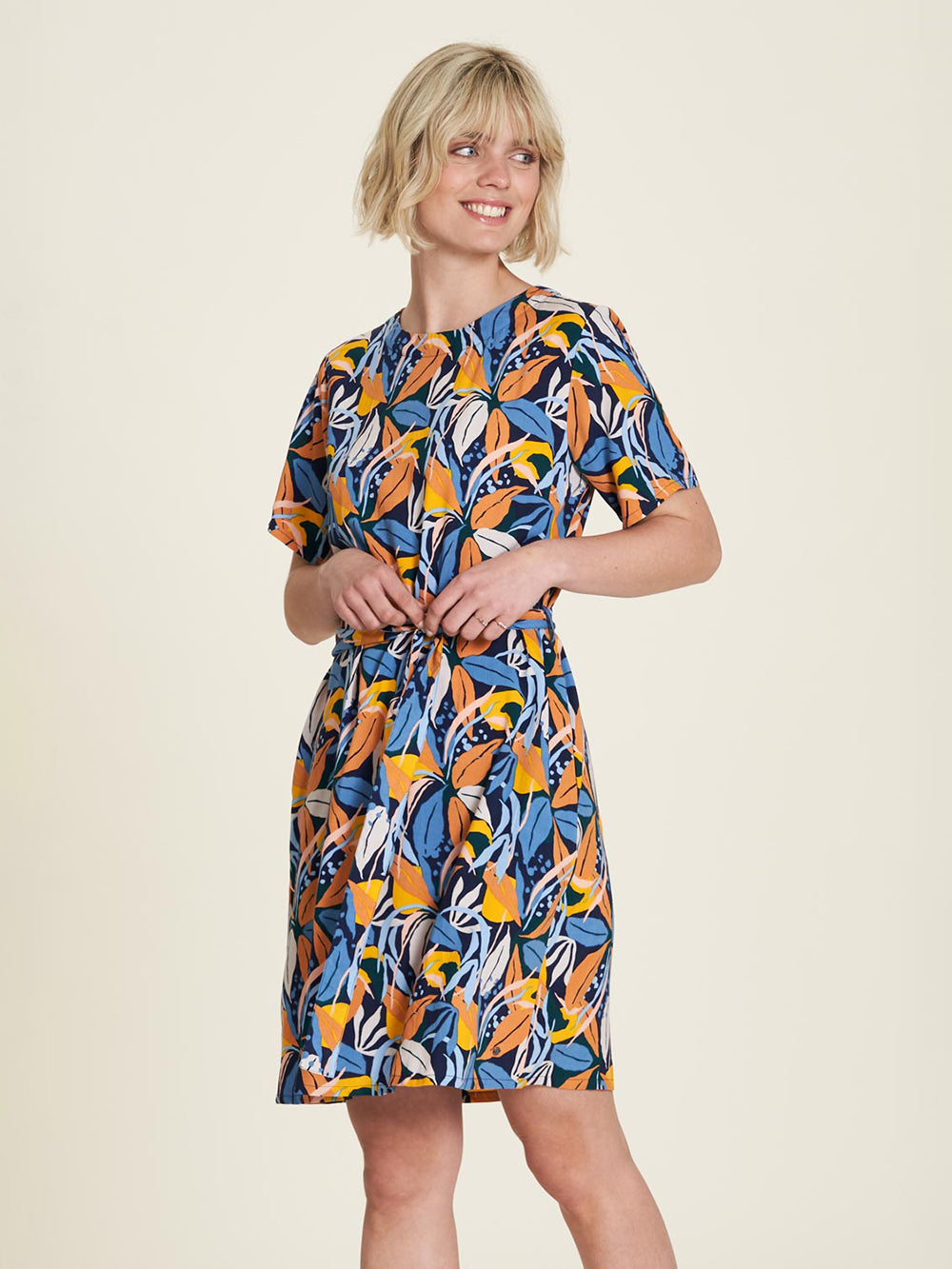 Tranquillo - Tailliertes EcoVero™ Kleid paradise