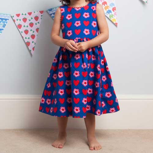 robe bleue pour enfants avec fleurs et coeurs