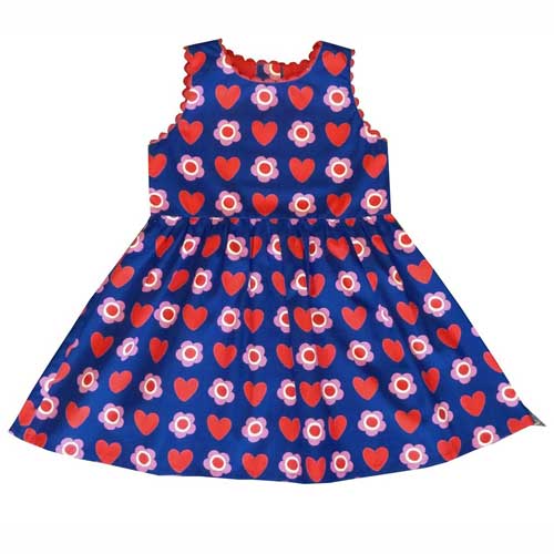 blaues Kinderkleid mit Blumen und Herzen