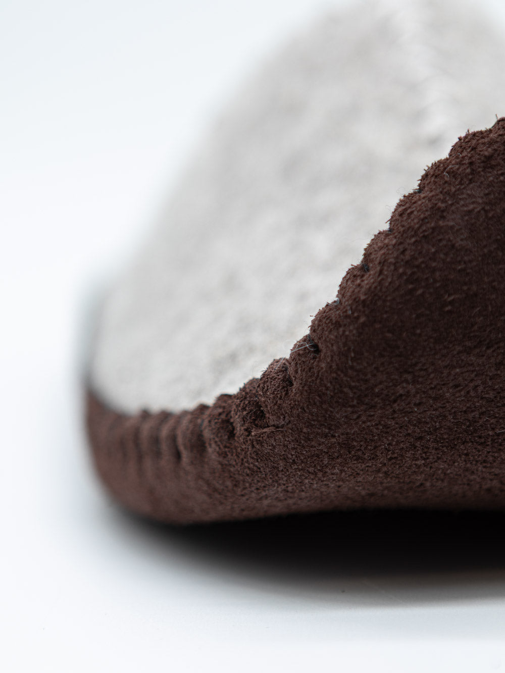 Detail vom Handgenähter natur Hausschuhe aus Merinowolle – fair und nachhaltig hergestellt