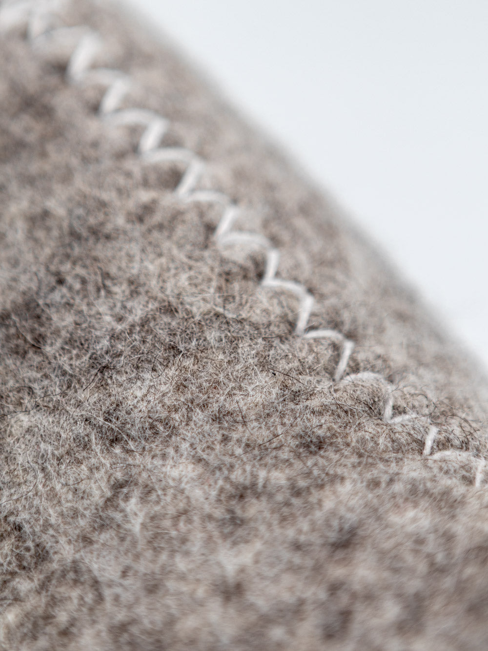 Detail von Ziernaht der Hausschuhe aus natur Merinowolle – fair und nachhaltig hergestellt