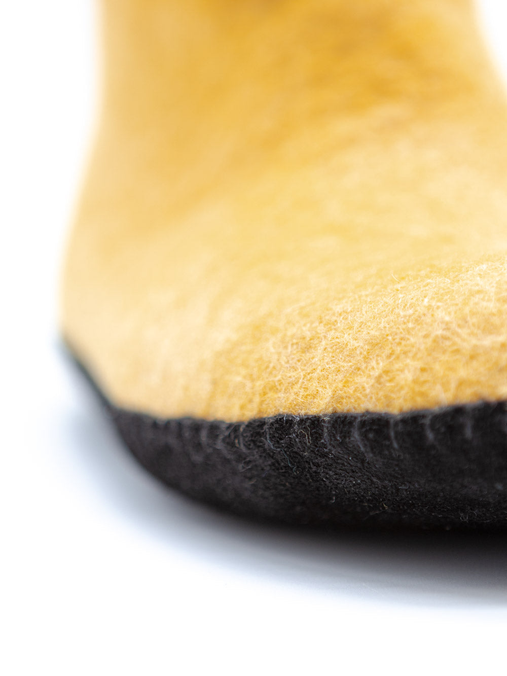 Detail vom Handgenähten gelben Hausschuhe aus Merinowolle – fair und nachhaltig hergestellt