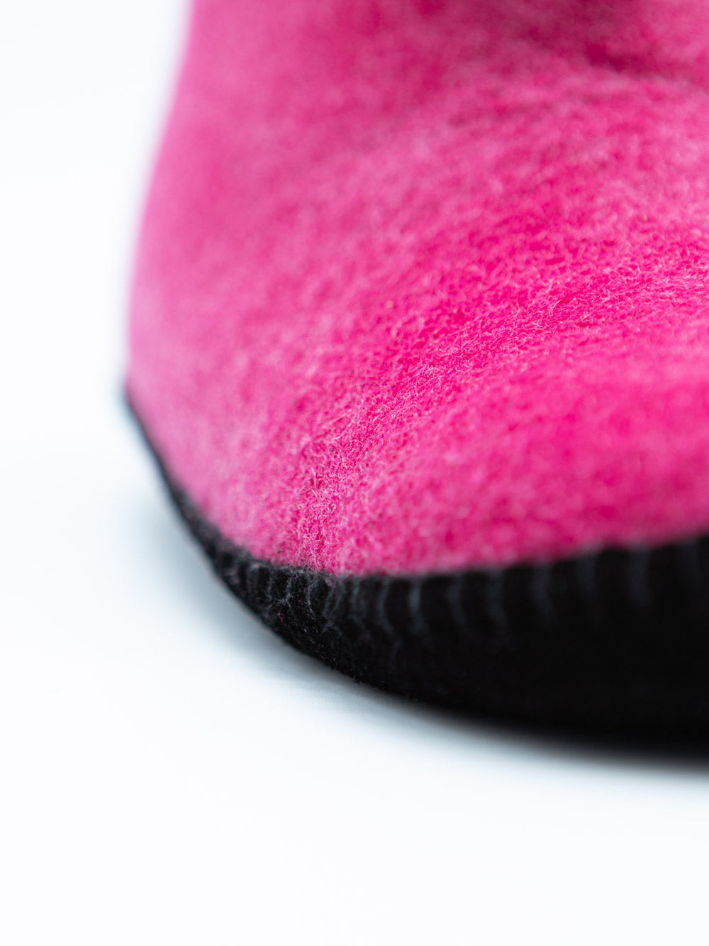 Detail vom Handgenähter pinke Hausschuhe aus Merinowolle – fair und nachhaltig hergestellt
