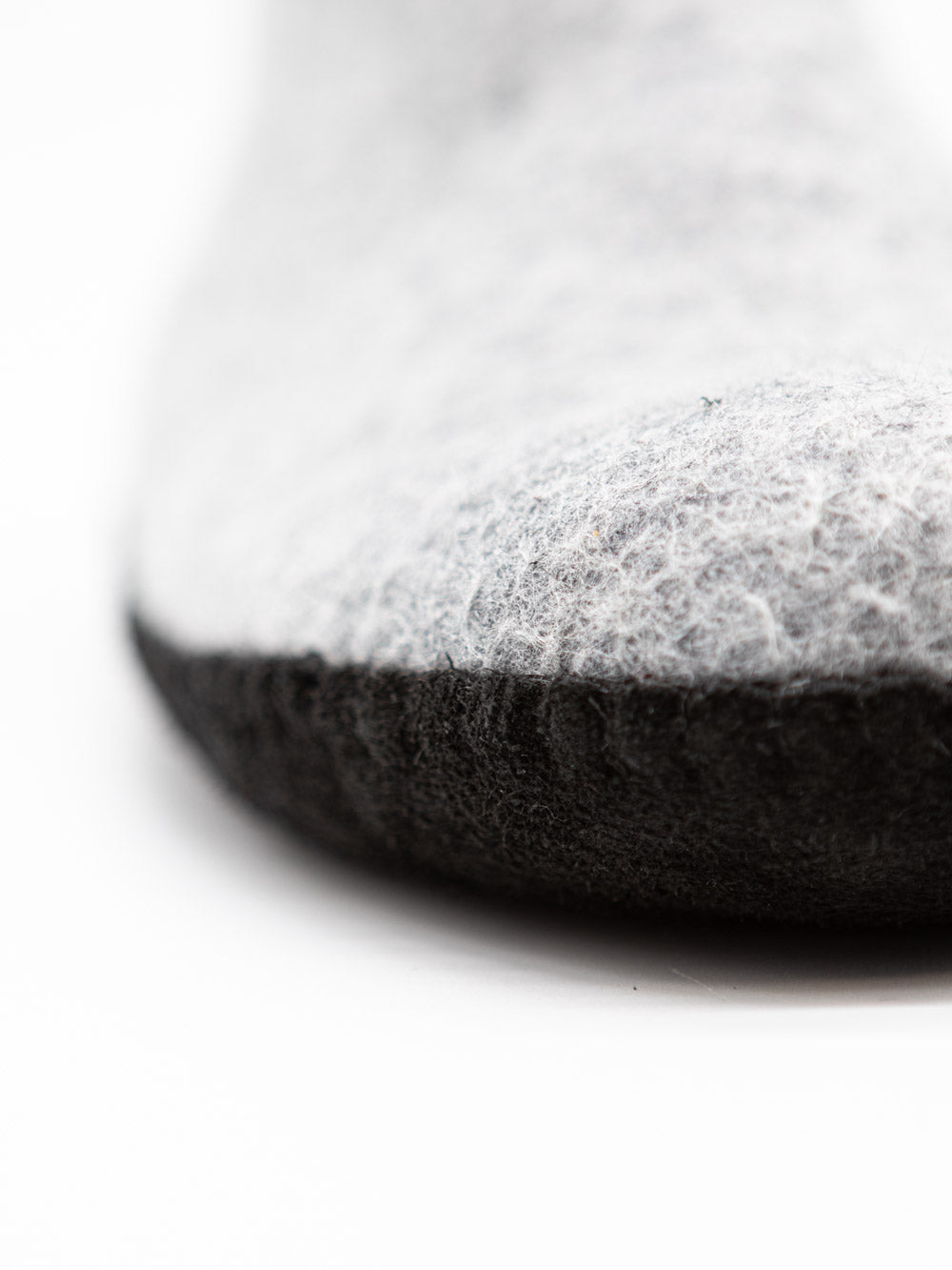 Detail vom Handarbeit der Hausschuhe aus Merinowolle